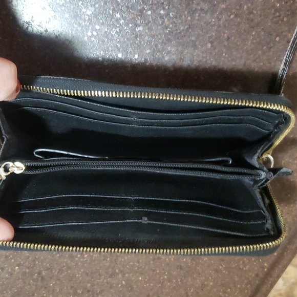 MICHAEL KORS Jet Set Zip Around Wristlet Wallet in Patent Black. - Picture 5 of 8